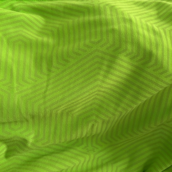 Under Armour Men’s ColdGear Long Sleeve V-neck Fitted Activewear Neon Green - Picture 6 of 6